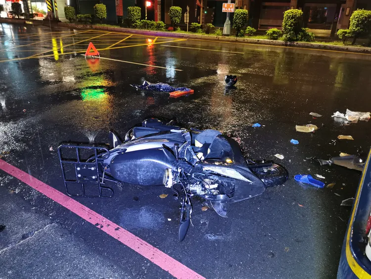 機車車頭嚴重毀損。陸運鋒攝