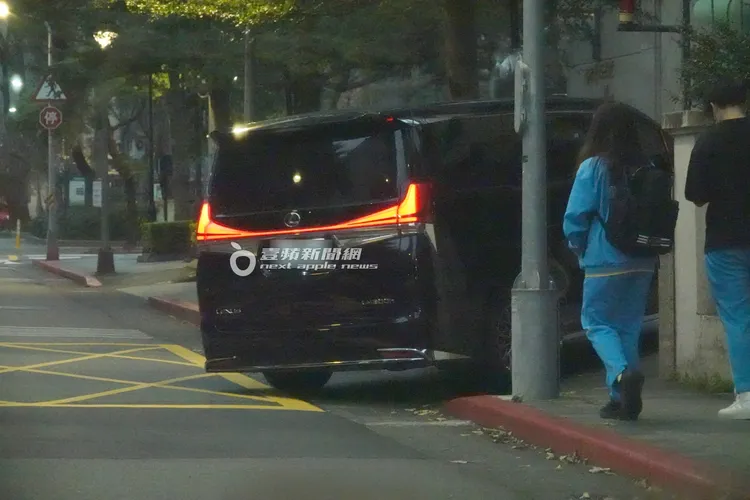 大S座駕返回S媽家車道。特勤中心攝