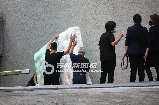 飯店工作人員找來3名壯丁，合力將大型床墊連拖帶拉進停車場地下室。特勤中心攝