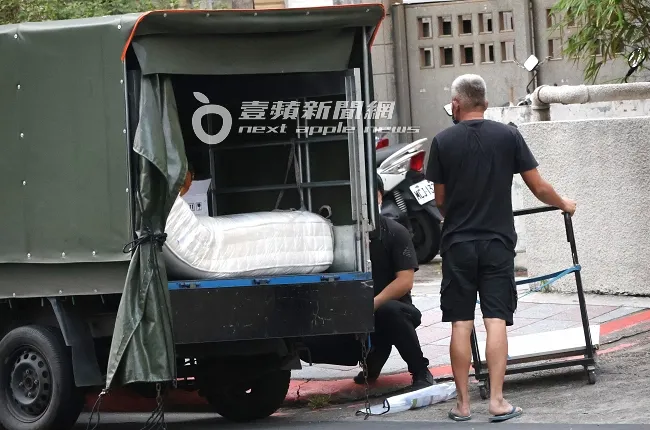 汪小菲貼心幫前妻大S特製的價值千萬元床墊，被貨車搬運到S Hotel停車場入口。特勤中心攝