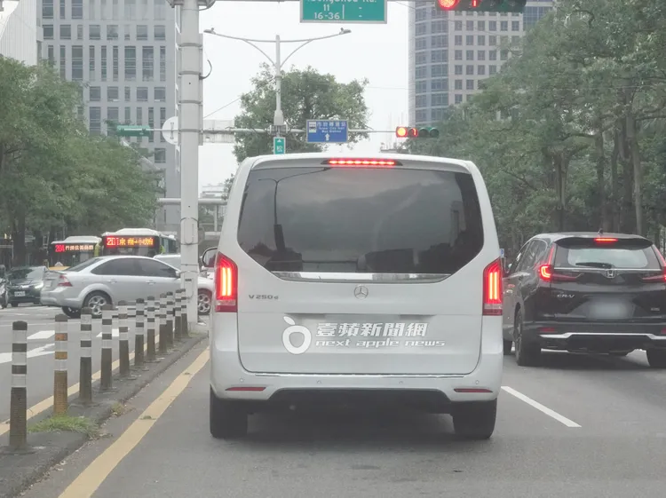 小S座駕從「台北信義」駛出，行駛在台北街頭。特勤中心攝