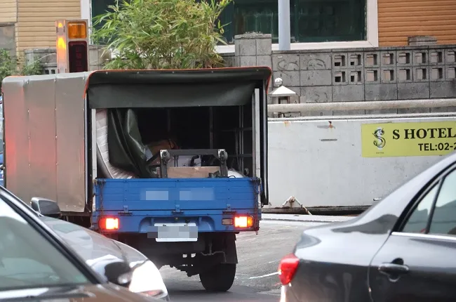 1輛載著大S價值千萬元特製床墊的貨車，開到S Hotel停車場入口等待。特勤中心攝