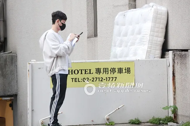 助理接應完貨車確認床墊卸貨後，丟棄在一旁隨即走人。特勤中心攝