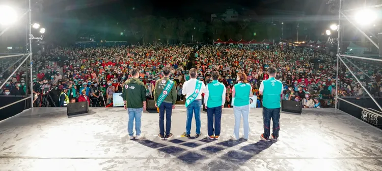 蔡其昌呼籲萬名鄉親「自己投一票再拉一票」，讓民進黨市長跟是議員全壘打凍蒜。蔡其昌競總提供