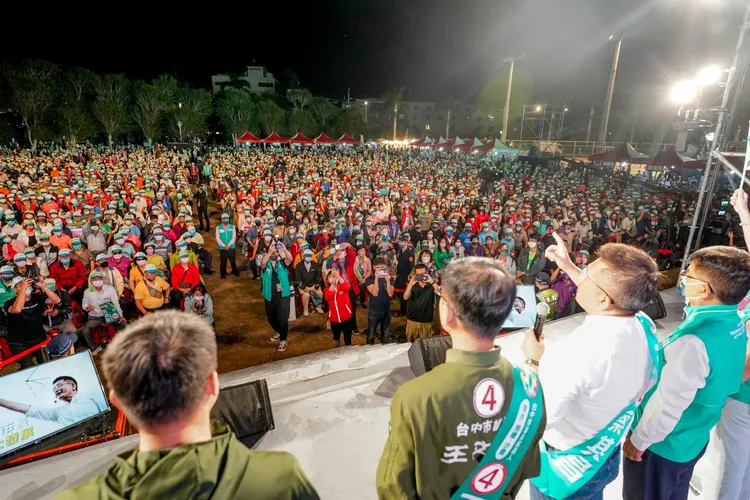 蔡其昌今晚回防家鄉海線清水區舉辦造勢晚會，超過萬名鄉親到場力挺讓他超感動。蔡其昌競總提供