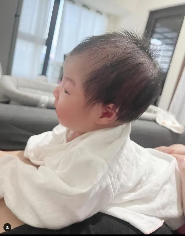 莉婭分享女兒14天就能抬頭。引自莉婭IG