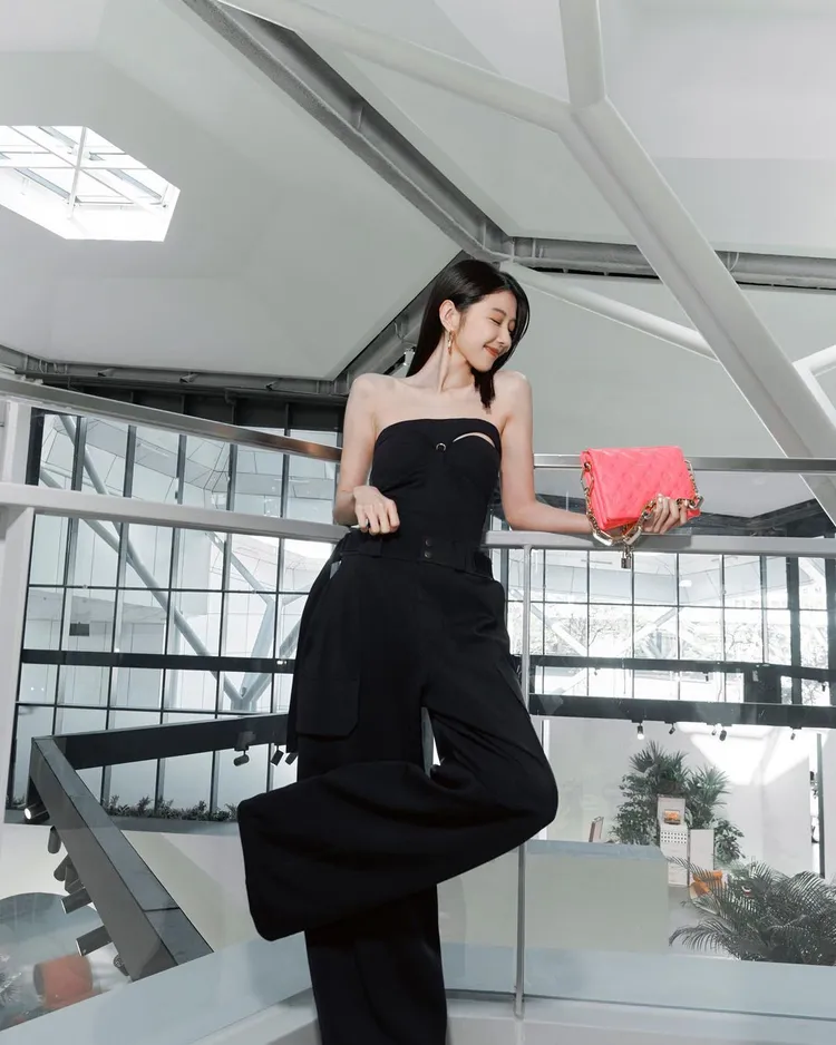 邵雨薇這套LV造型相當時髦率性。翻攝1989ivyshao IG