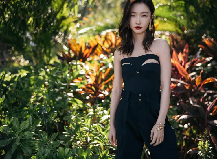 周冬雨這組照片，不論是造型或取景都略顯老派。翻攝周冬雨工作室微博
