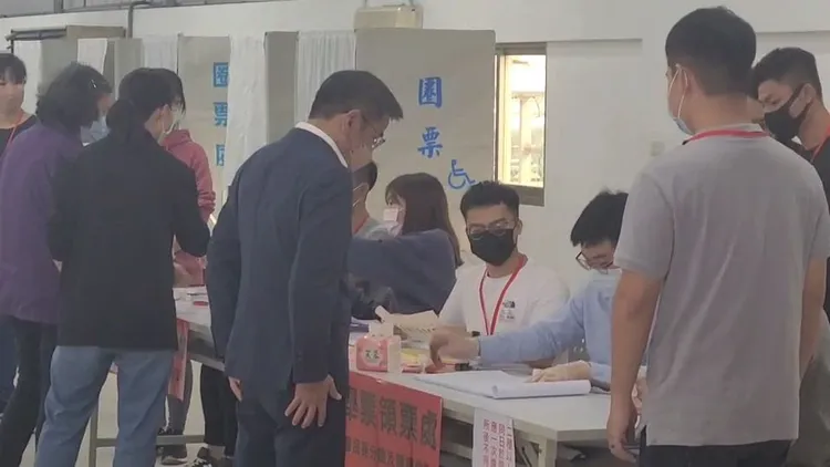 民進黨宜蘭縣長候選人江聰淵前往投開票所投票。讀者提供