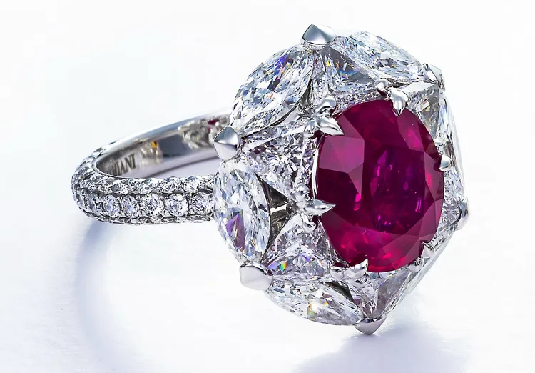 Absolute Special Classic高級紅寶鉑金鑽戒，紅寶主石重3.83克拉，約605萬元。品牌提供