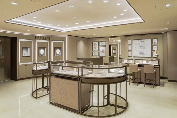 DAMIANI麗晶旗艦店裝潢採用暖金色調，呼應珠寶的貴金屬色澤。品牌提供