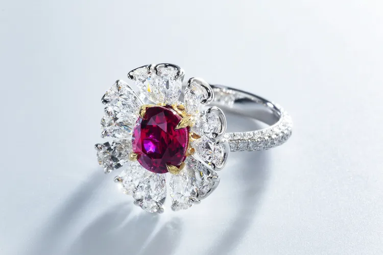 Absolute Special Classic高級鉑金紅寶戒指，緬甸鴿血紅紅寶主石3.02克拉，約1840萬元。品牌提供