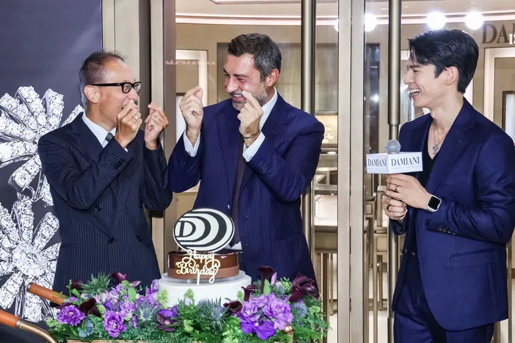 林柏宏（右）為今天生日的Giorgio Damiani（中）獻唱生日歌，左為晶華國際酒店集團董事長潘思亮。趙世平攝