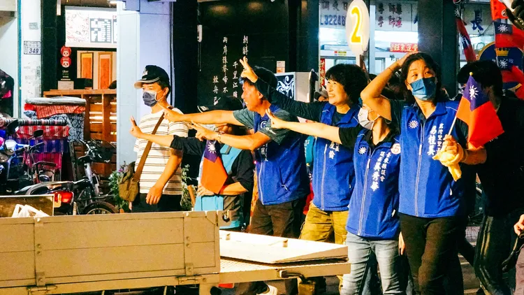 台東縣長候選人饒慶鈴向選民呼籲明天出來投票。古和純攝