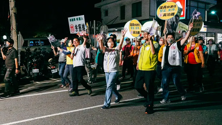 選前之夜遊街拜票隊伍。古和純攝