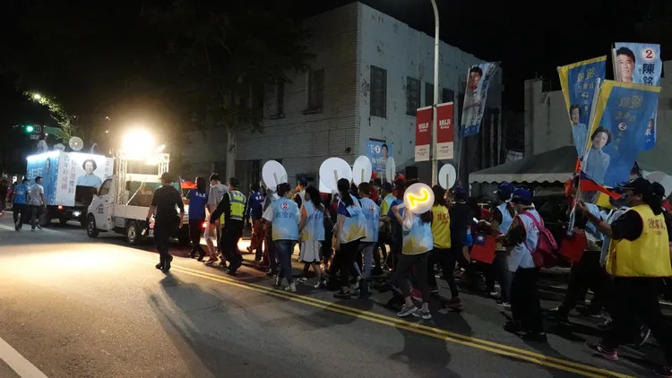台東市區參與選舉陣營遊街的人潮不多。古和純攝