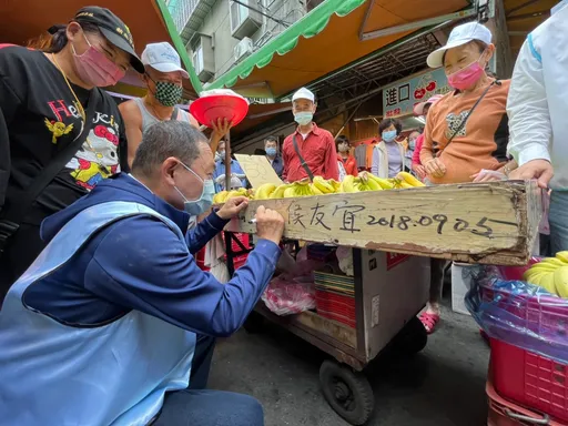 陪子弟兵戴湘儀、葉元之市場拜票　侯友宜：選情冷新人要加油