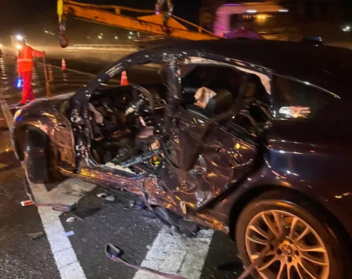 国一苗栗段BMW暗夜疾驶「水漂」撞护栏 3男受困变形车体获救送医