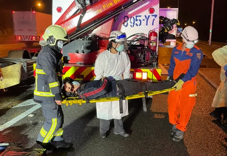 救護人員將人傷患抬上救護車送醫。民眾提供