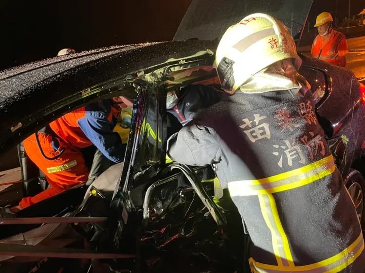 BMW轎車下雨打滑自撞護欄，3人中有2人一度受困。民眾提供