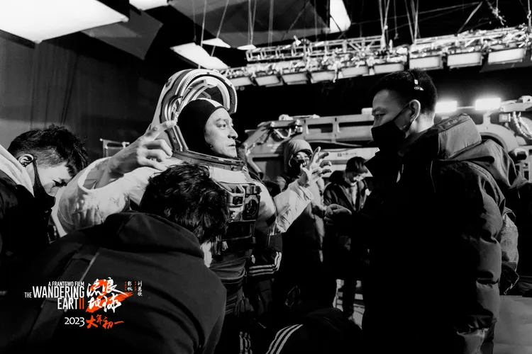 劉德華在《流浪地球2》穿上重達數十公斤的太空衣。台灣映藝提供