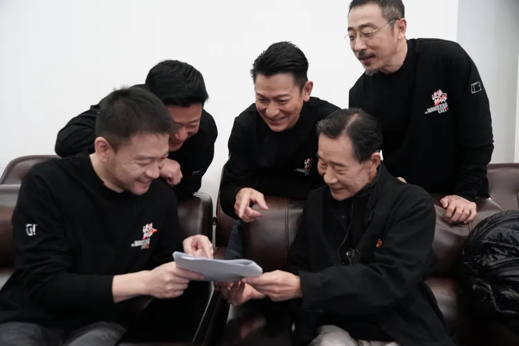 《流浪地球2》演員群在後台合照，假裝仍在現場工作，氣氛歡樂。台灣映藝提供