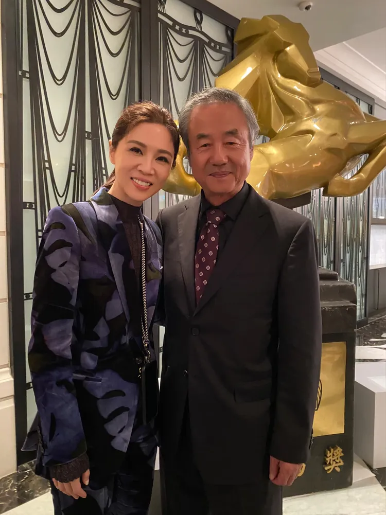 謝盈萱（左）很喜歡鄭東煥細膩演技。翻攝謝盈萱臉書