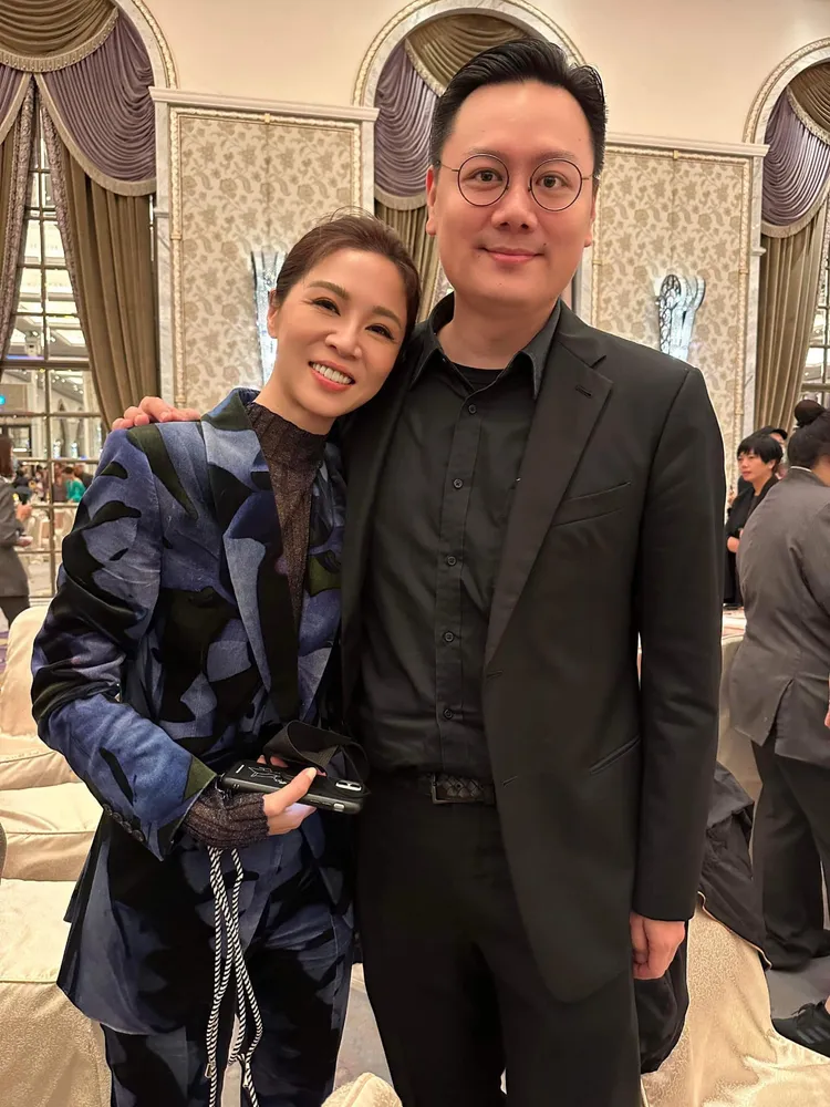 謝盈萱（左）和導演許承傑合作金馬59前導影片。翻攝謝盈萱臉書