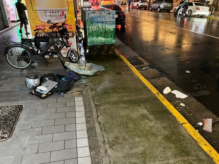 所幸從天而降的筆電沒有砸傷人。翻攝畫面