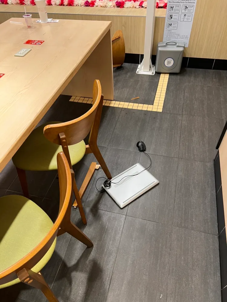 其中1台直接被摔到地上。翻攝畫面