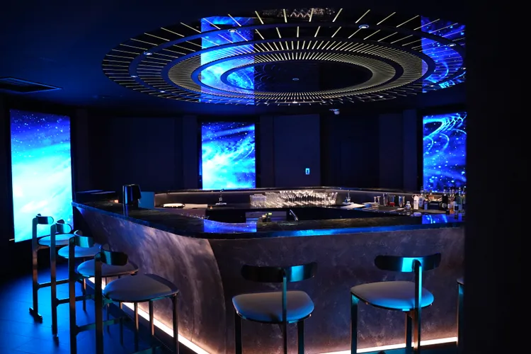 酒吧以「春生」為視覺設計概念，融合聲光主題的影音牆。黃盈甄攝