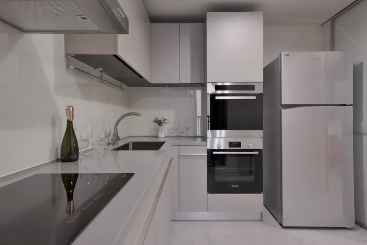 公寓空間內規劃有完整的廚房設施與洗衣機等。御盟提供