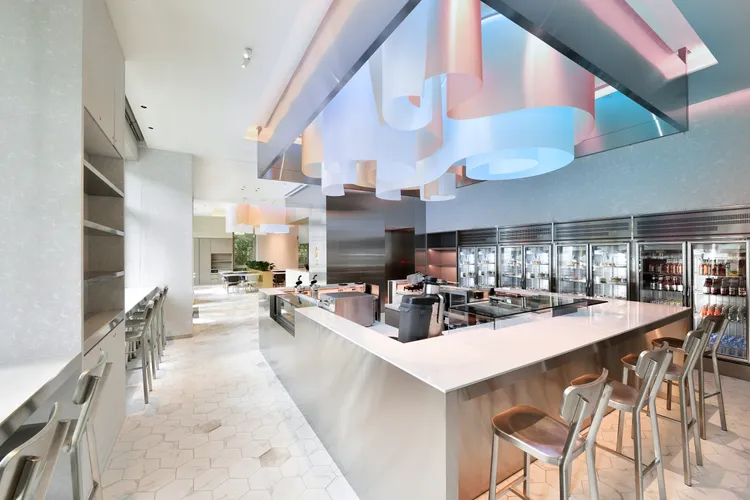 極光咖啡館設計概念為「純白雪地」，以不銹鋼材質傢俱及設備，營造冬日冷色調的視覺感受。御盟提供