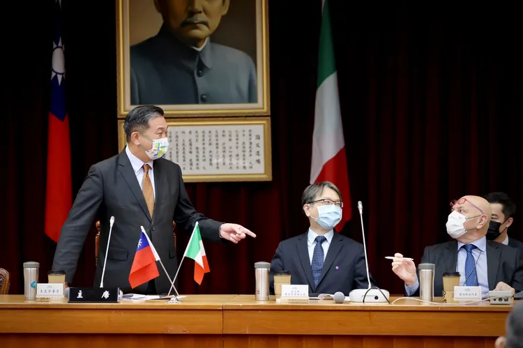 蔡明彥（中）說台灣跟義大利經貿交流益加熱絡，右為義大利駐台副代表羅伯特。林林攝