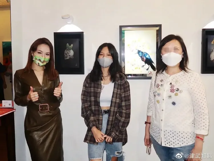 張學友17歲小女兒（中）開畫展。翻攝自IG@magaymaggie