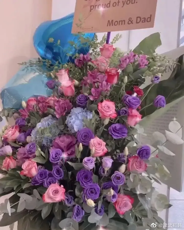 張學友和太太一起送女兒花籃。翻攝自IG@magaymaggie