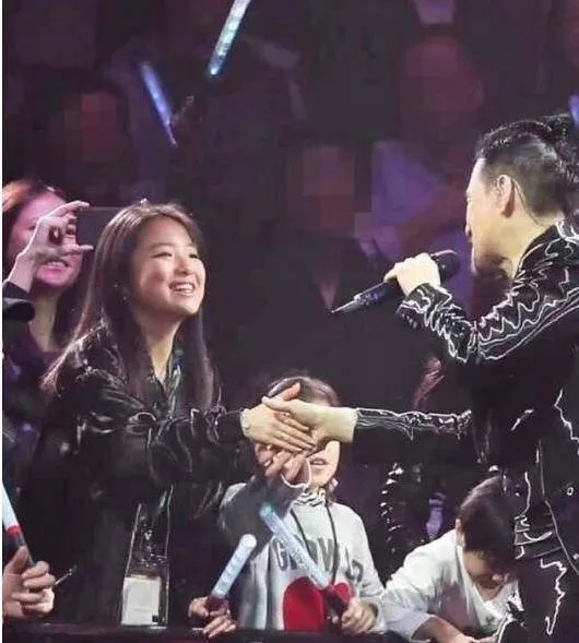 張學友22歲大女兒張瑤華（左）幾年前曾現身爸爸演唱會。翻攝自扒圈內醬微博