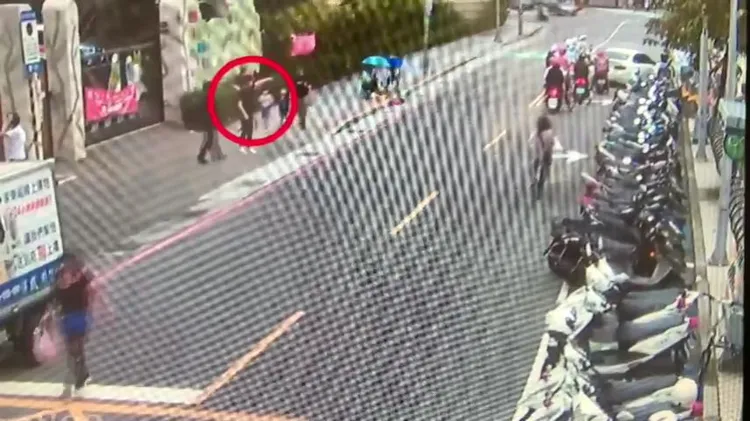 施男(紅圈處)上前引導警員。三重警分局提供