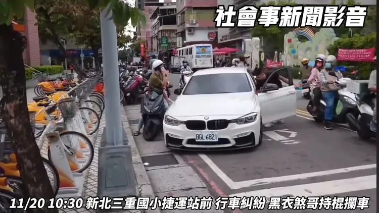 施男趕緊將棍棒收進車內。翻攝自YouTube頻道社會事新聞影音