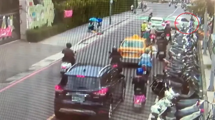 施男不滿遭擋路，開車擋住騎士去路(紅圈處)。三重警分局提供