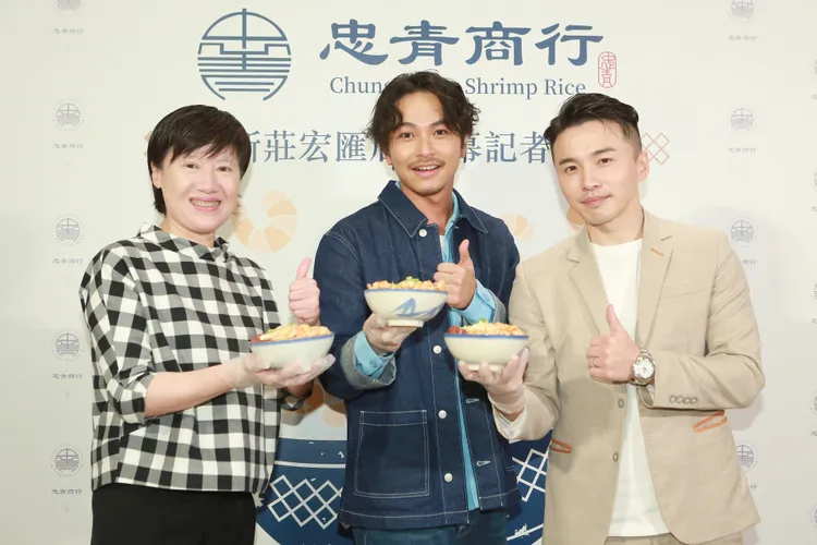 阿緯（右起）和嘉賓楊銘威、宏匯百貨總經理崔梅蘭及開心合照。朱世閎攝 