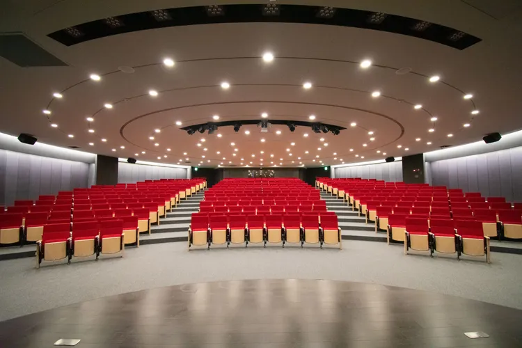 南寶樹脂集團新大樓國際會議廳，座椅使用南寶參與合作開發的生質PU泡棉，將綠色產品應用於座椅。南寶提供