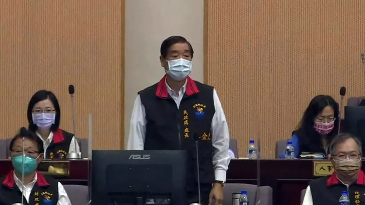 民政處長林金虎先被叫起立，隨後遭議長張峻轟出議事廳。翻攝花蓮縣議會網站