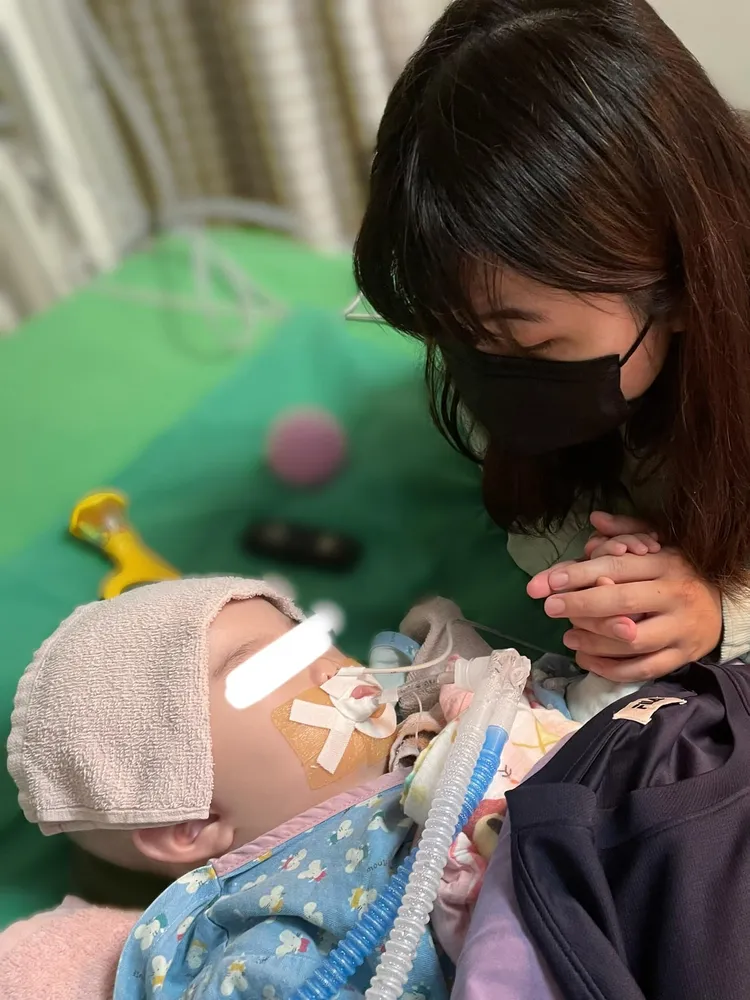 小桃子仍在醫院插管，昏迷不醒，媽媽希望司法給他們真相與公道。翻攝小桃子媽媽臉書