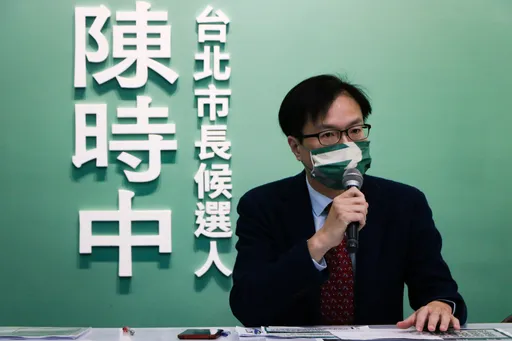 蔣萬安掃街疑似擋救護車 綠營狂轟:不是鬥雞、要有人性