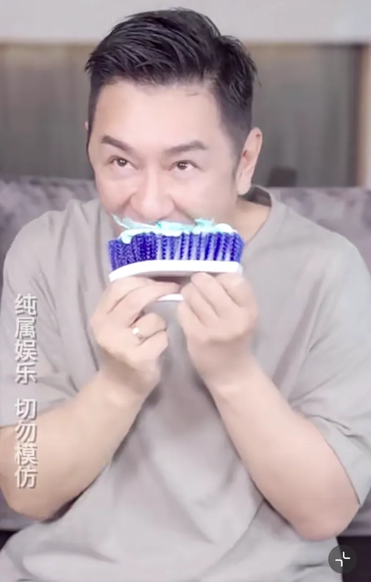 香港藝人陳浩明在影片中拿刷子刷牙。翻攝孫耀威小紅書