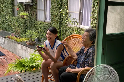 好萌的戴資穎！和91歲阿嬤合拍電信廣告　祖孫情好到令人羨慕