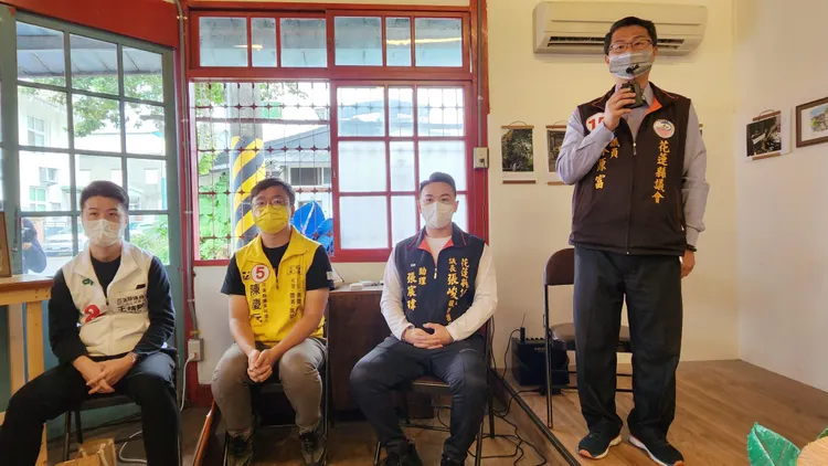 縣議員候選人上台接受選民提問，左起王格致、陳慶元、張峻助理張宸瑋、林源富。黃瑞娟攝