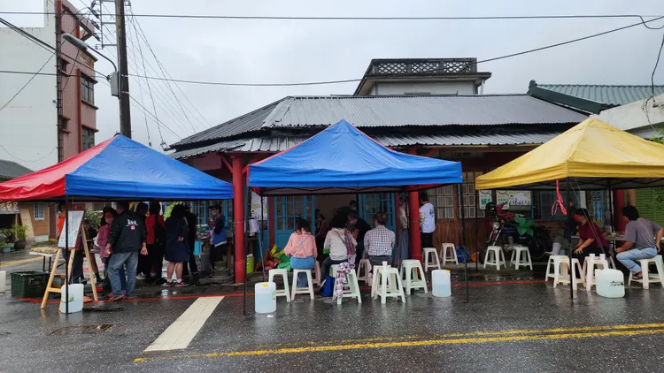 選民踴躍參與座談會，室內座位不夠滿到室外。黃瑞娟攝