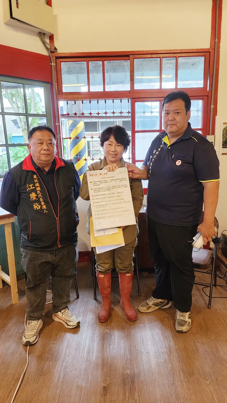 鳳林鎮長候選人游美雲（中）及代表候選人江慶裕（左）與韓修義（右）簽署政策承諾書。黃瑞娟攝